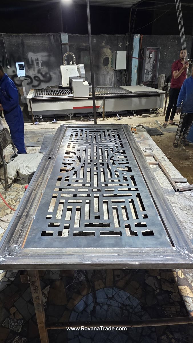 باب بزخرفة كوفية هندسية بعد التقطيع الليزر في الورشة