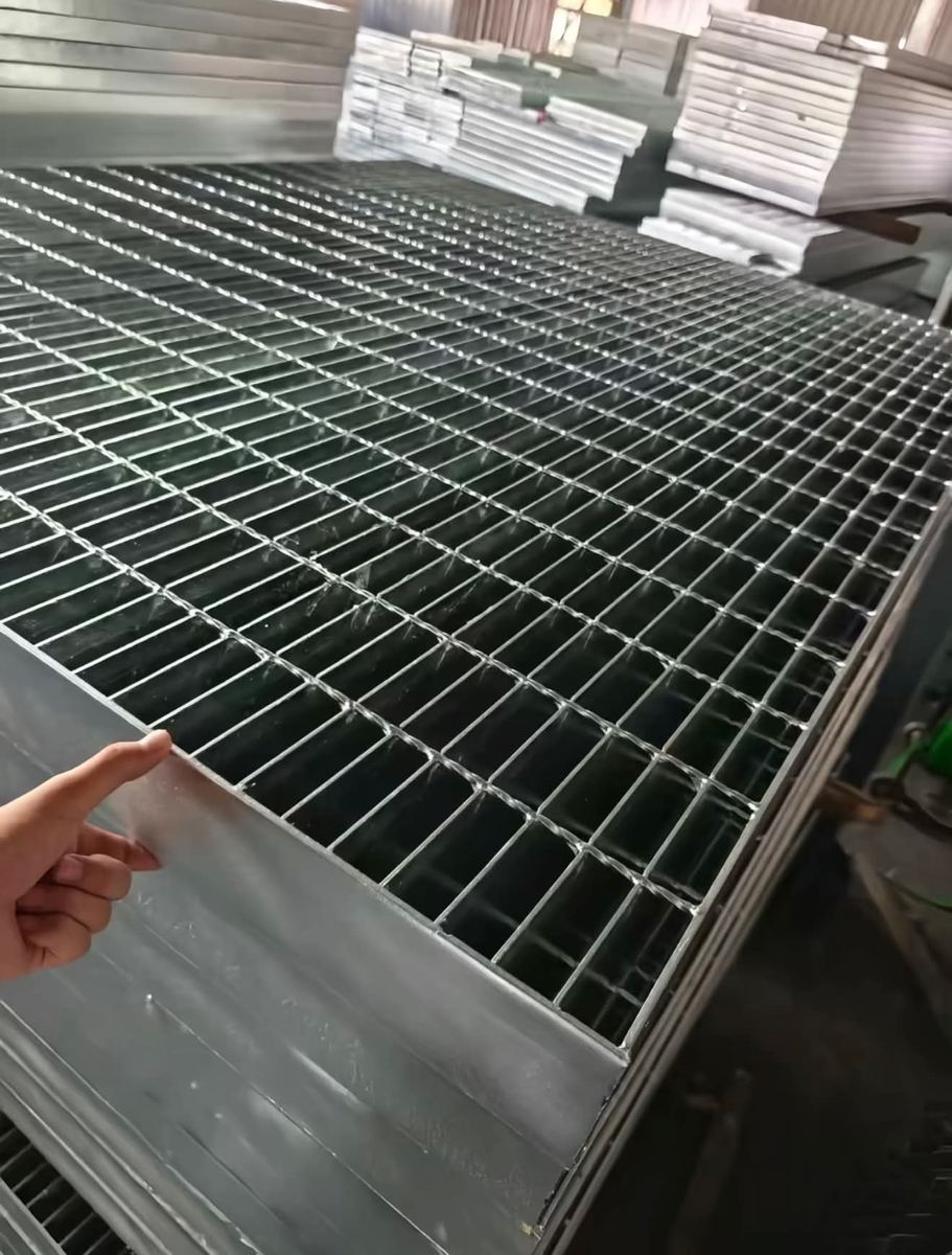 مشاية مجلفنة بإطار جانبي